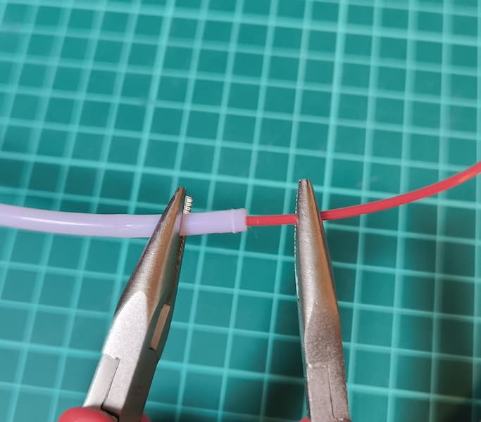 ペンチでフィラメントを押し込む様子